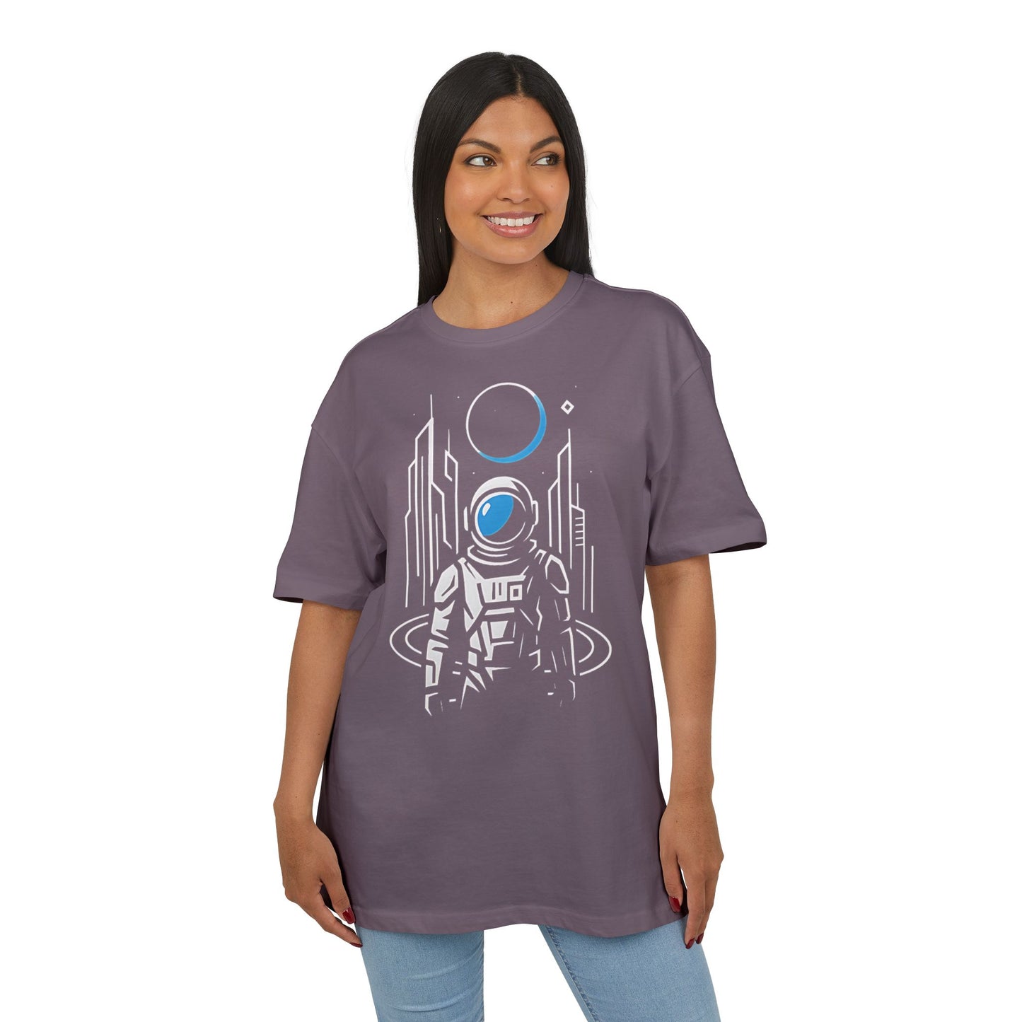 Futuristisches Astronauten T-Shirt (Brustprint) – Space Design mit Sci-Fi Skyline & Planet – Spacewear für Weltraum-Fans