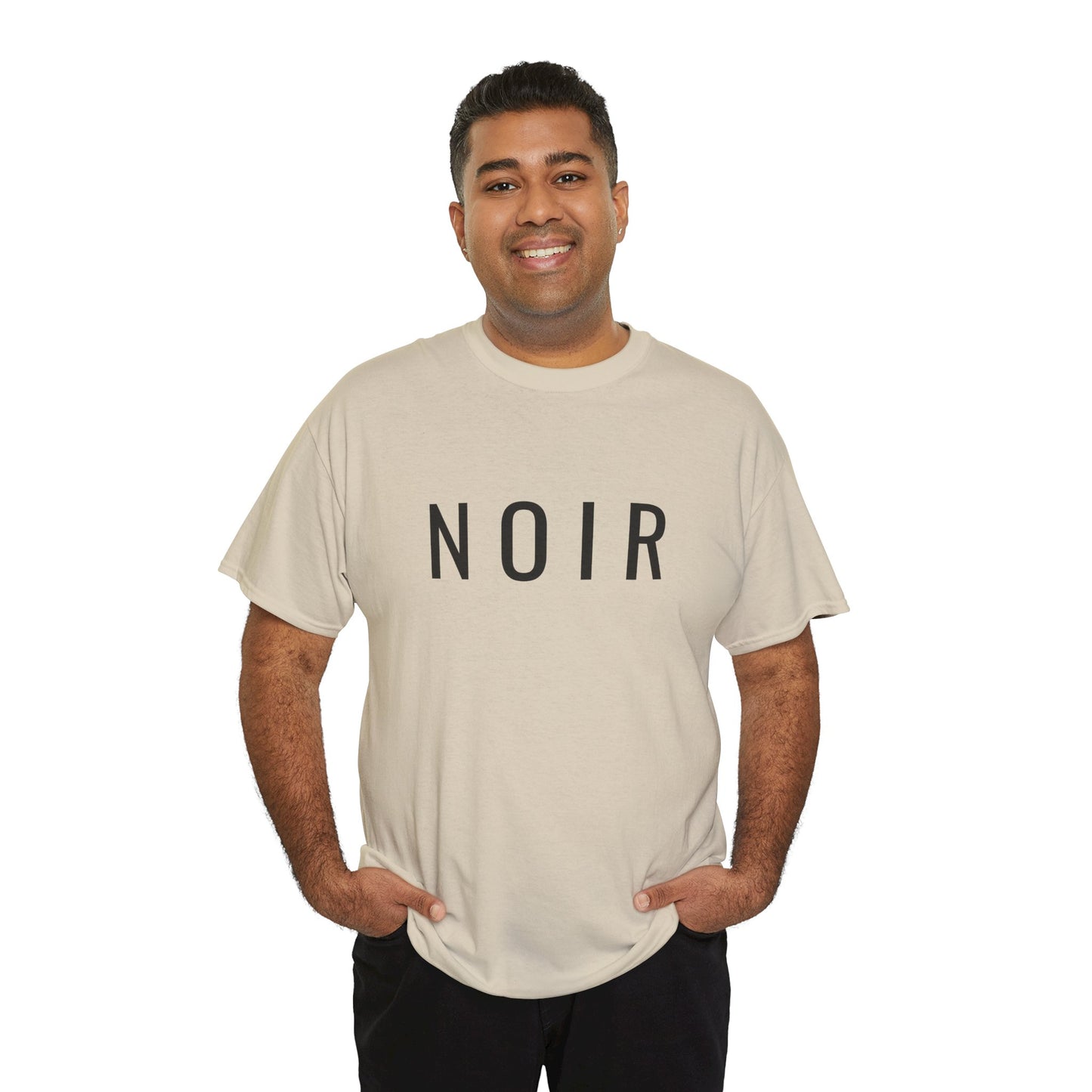 NOIR T-Shirt Unisex (Brustprint) – Nachhaltiges Heavy Cotton Tee aus 100% Baumwolle, Minimalistische Streetwear & Geschenkidee