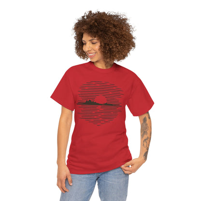 Berg Sonnenuntergang T-Shirt (Brustprint) – Natur-inspiriertes Unisex Shirt für Outdoor- und Landschaftsliebhaber
