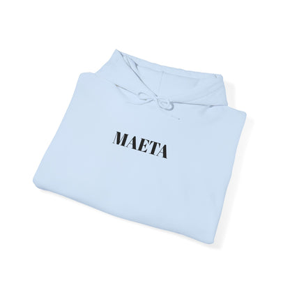 MAETA - Unisex Heavy Blend Hoodie mit großem Stickmotiv