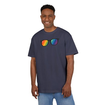 Regenbogen Sonnenbrille T-Shirt (Brustprint) – Buntes Retro Pride Design für Sommer & Festival
