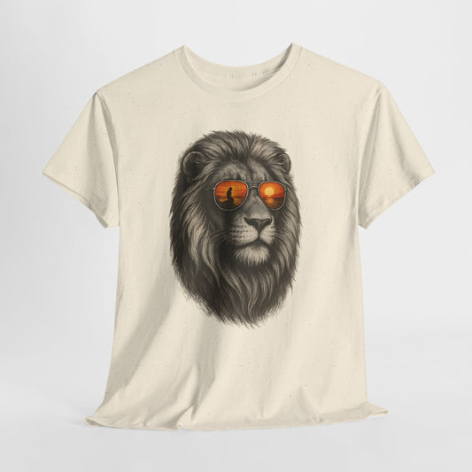 Löwen T-Shirt mit Sonnenbrille & Sonnenuntergang (Brustprint) – Stylisches Tiermotiv für Surfer & Naturfreunde