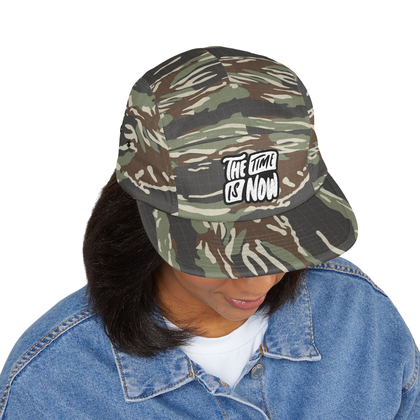 The Time is Now – 5-Panel Cap mit Stickerei