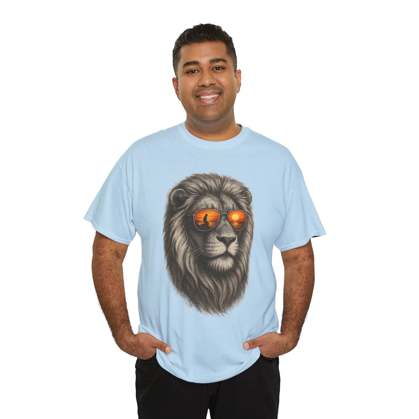 Löwen T-Shirt mit Sonnenbrille & Sonnenuntergang (Brustprint) – Stylisches Tiermotiv für Surfer & Naturfreunde