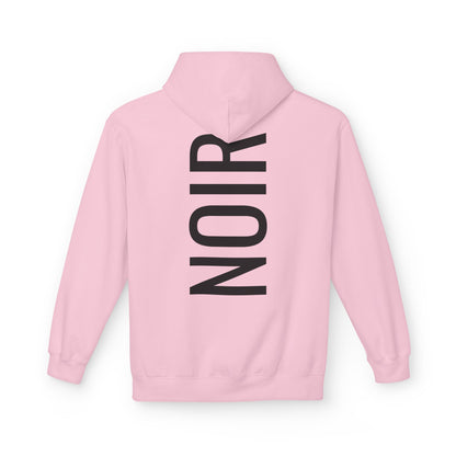 NOIR Hoodie Unisex (Rückenprint) – Nachhaltiger Midweight Fleece Kapuzenpullover mit Kängurutasche, Fair & OEKO-TEX zertifiziert