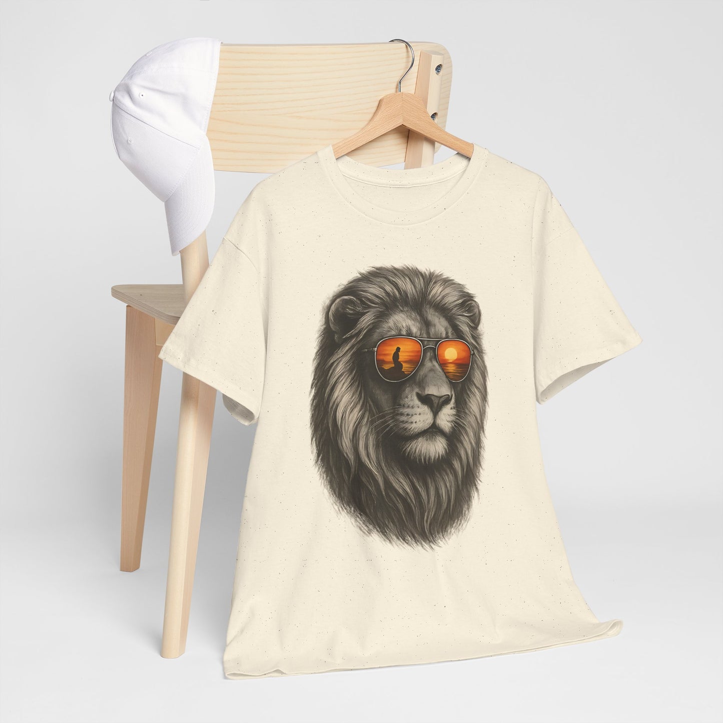 Löwen T-Shirt mit Sonnenbrille & Sonnenuntergang (Brustprint) – Stylisches Tiermotiv für Surfer & Naturfreunde