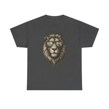 Surfer-Löwe T-Shirt (Brustprint) – Retro Sonnenbrillen Motiv | Cooles Sommer Design für Strandfans & Abenteurer