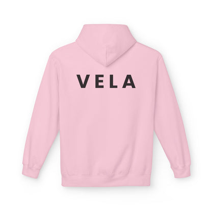 VELA Hoodie (Rückenprint) – Unisex Midweight Softstyle Fleece | Nachhaltige Streetwear mit Komfort & Stil
