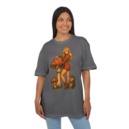 Vintage Pilz Fee & Igel Cartoon (Brustprint) – Retro Waldmotiv T-Shirt für Natur- & Pilzliebhaber
