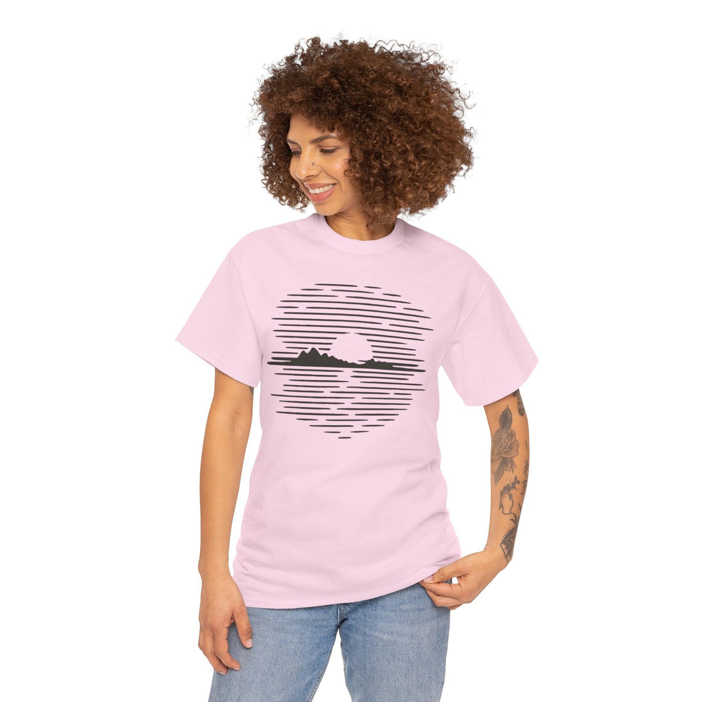 Berg Sonnenuntergang T-Shirt (Brustprint) – Natur-inspiriertes Unisex Shirt für Outdoor- und Landschaftsliebhaber