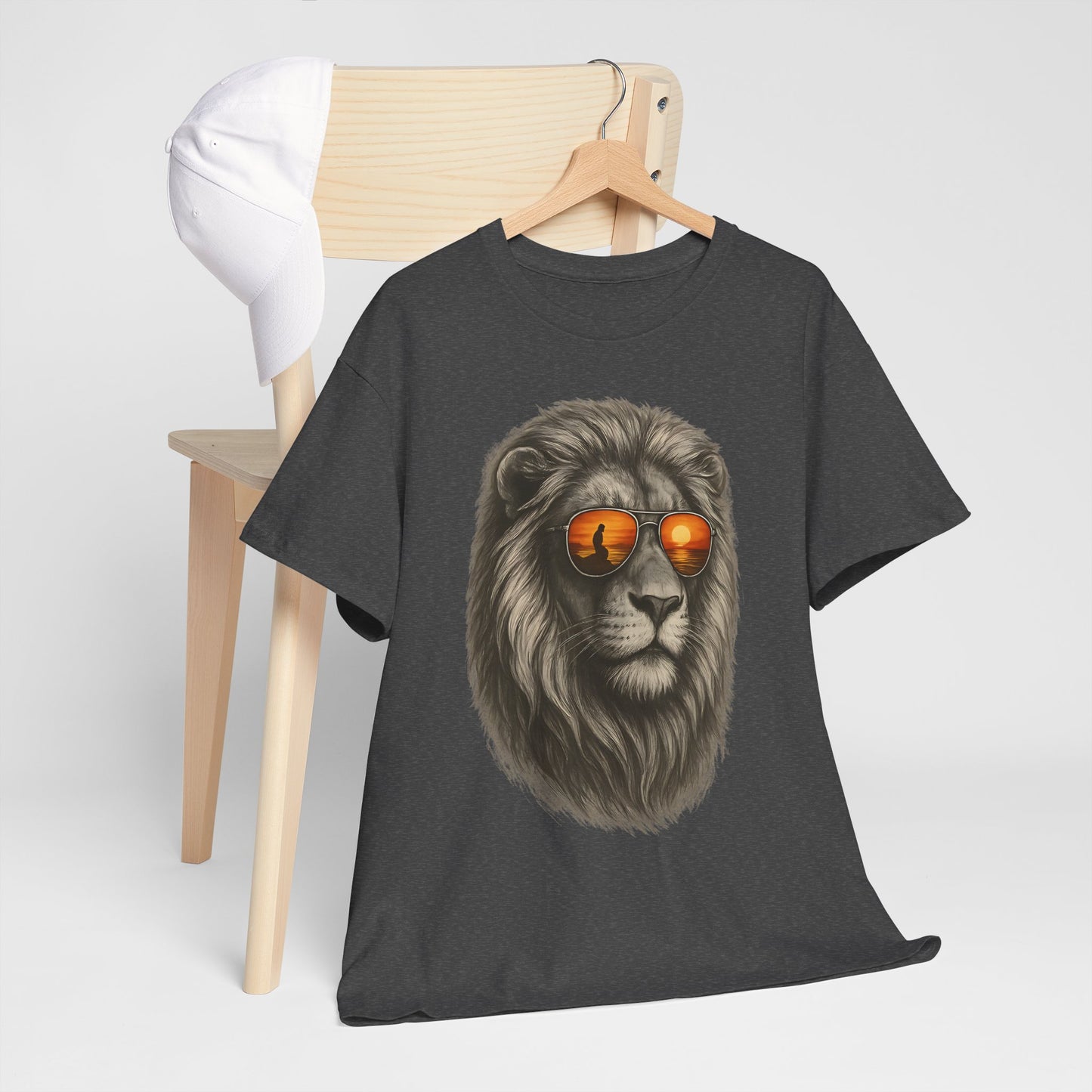Löwen T-Shirt mit Sonnenbrille & Sonnenuntergang (Brustprint) – Stylisches Tiermotiv für Surfer & Naturfreunde
