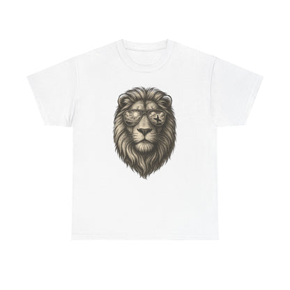 Surfer-Löwe T-Shirt (Brustprint) – Retro Sonnenbrillen Motiv | Cooles Sommer Design für Strandfans & Abenteurer
