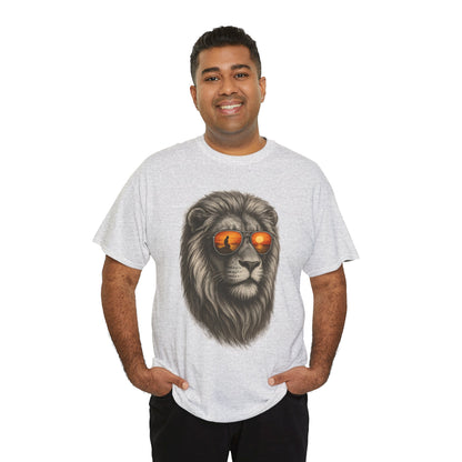Löwen T-Shirt mit Sonnenbrille & Sonnenuntergang (Brustprint) – Stylisches Tiermotiv für Surfer & Naturfreunde