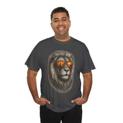 Löwen T-Shirt mit Sonnenbrille & Sonnenuntergang (Brustprint) – Stylisches Tiermotiv für Surfer & Naturfreunde