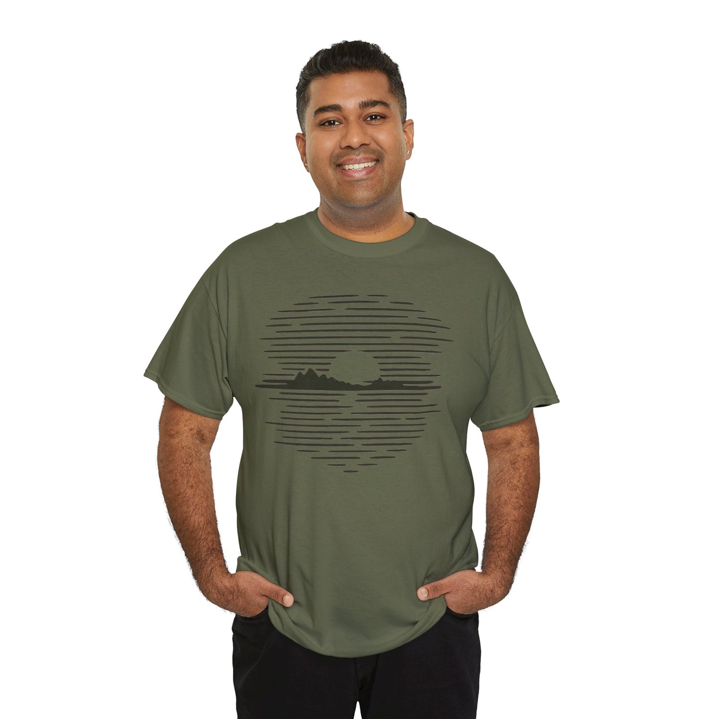 Berg Sonnenuntergang T-Shirt (Brustprint) – Natur-inspiriertes Unisex Shirt für Outdoor- und Landschaftsliebhaber