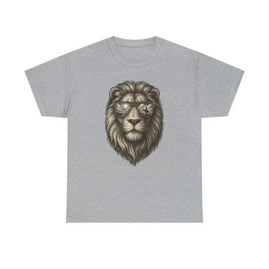 Surfer-Löwe T-Shirt (Brustprint) – Retro Sonnenbrillen Motiv | Cooles Sommer Design für Strandfans & Abenteurer