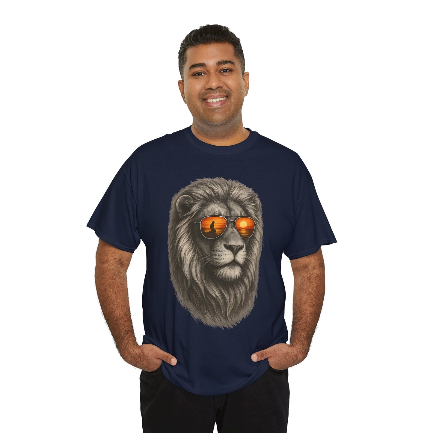 Löwen T-Shirt mit Sonnenbrille & Sonnenuntergang (Brustprint) – Stylisches Tiermotiv für Surfer & Naturfreunde