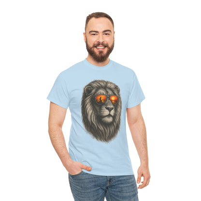 Löwen T-Shirt mit Sonnenbrille & Sonnenuntergang (Brustprint) – Stylisches Tiermotiv für Surfer & Naturfreunde