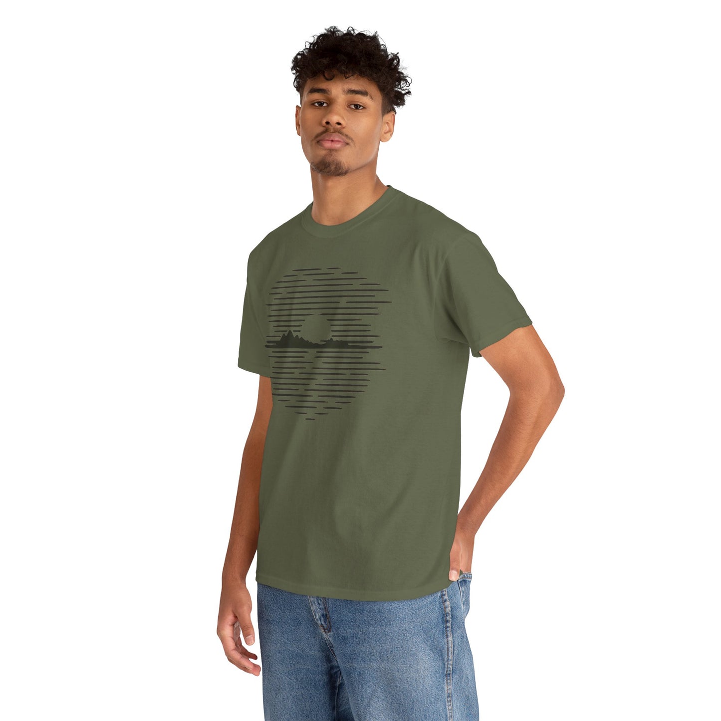 Berg Sonnenuntergang T-Shirt (Brustprint) – Natur-inspiriertes Unisex Shirt für Outdoor- und Landschaftsliebhaber