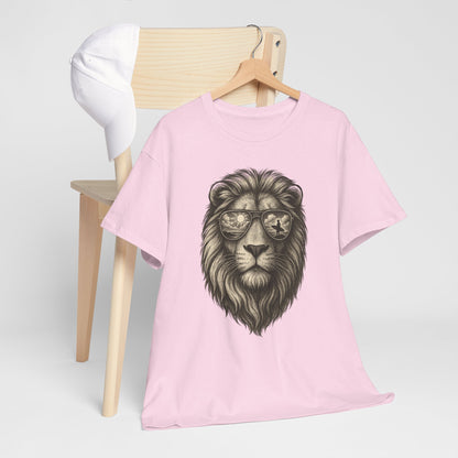 Surfer-Löwe T-Shirt (Brustprint) – Retro Sonnenbrillen Motiv | Cooles Sommer Design für Strandfans & Abenteurer