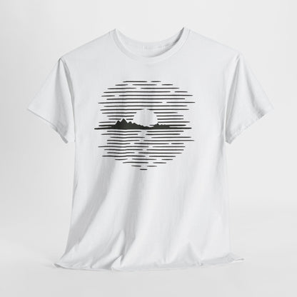 Berg Sonnenuntergang T-Shirt (Brustprint) – Natur-inspiriertes Unisex Shirt für Outdoor- und Landschaftsliebhaber