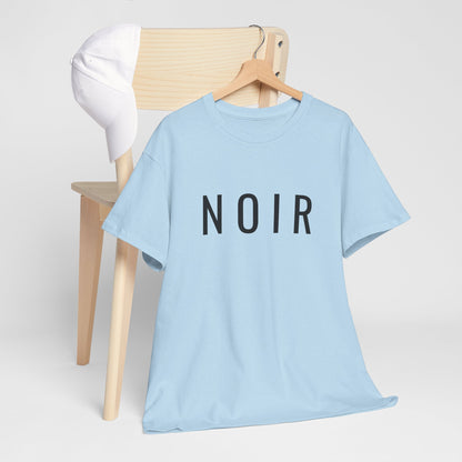 NOIR T-Shirt Unisex (Brustprint) – Nachhaltiges Heavy Cotton Tee aus 100% Baumwolle, Minimalistische Streetwear & Geschenkidee