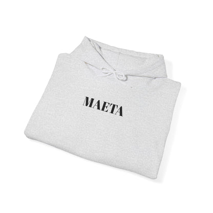 MAETA - Unisex Heavy Blend Hoodie mit großem Stickmotiv