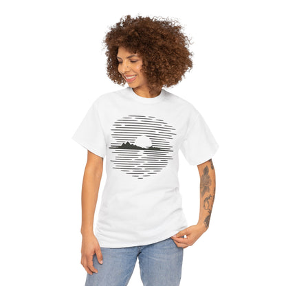 Berg Sonnenuntergang T-Shirt (Brustprint) – Natur-inspiriertes Unisex Shirt für Outdoor- und Landschaftsliebhaber