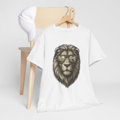Surfer-Löwe T-Shirt (Brustprint) – Retro Sonnenbrillen Motiv | Cooles Sommer Design für Strandfans & Abenteurer