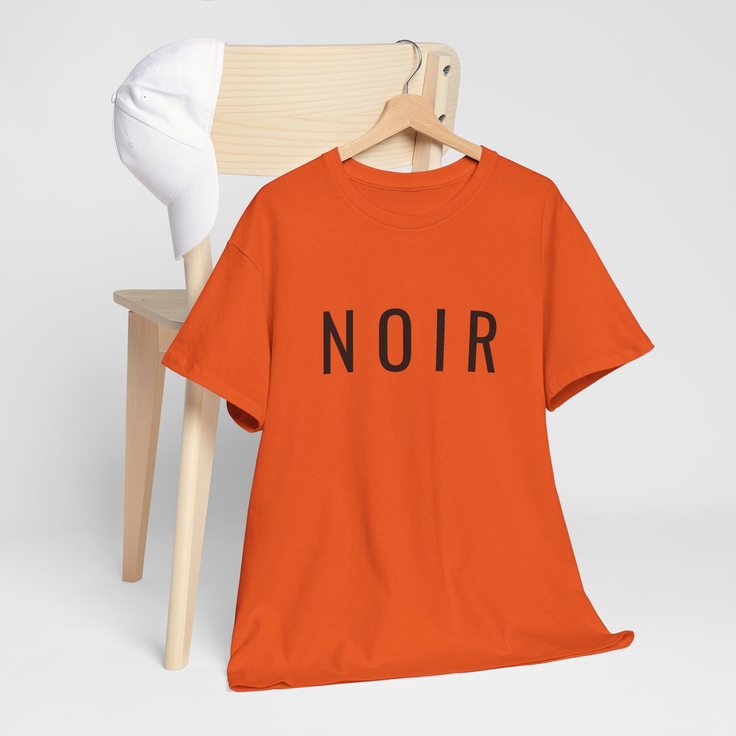 NOIR T-Shirt Unisex (Brustprint) – Nachhaltiges Heavy Cotton Tee aus 100% Baumwolle, Minimalistische Streetwear & Geschenkidee
