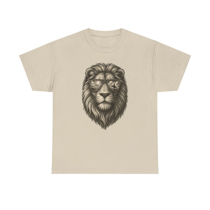 Surfer-Löwe T-Shirt (Brustprint) – Retro Sonnenbrillen Motiv | Cooles Sommer Design für Strandfans & Abenteurer
