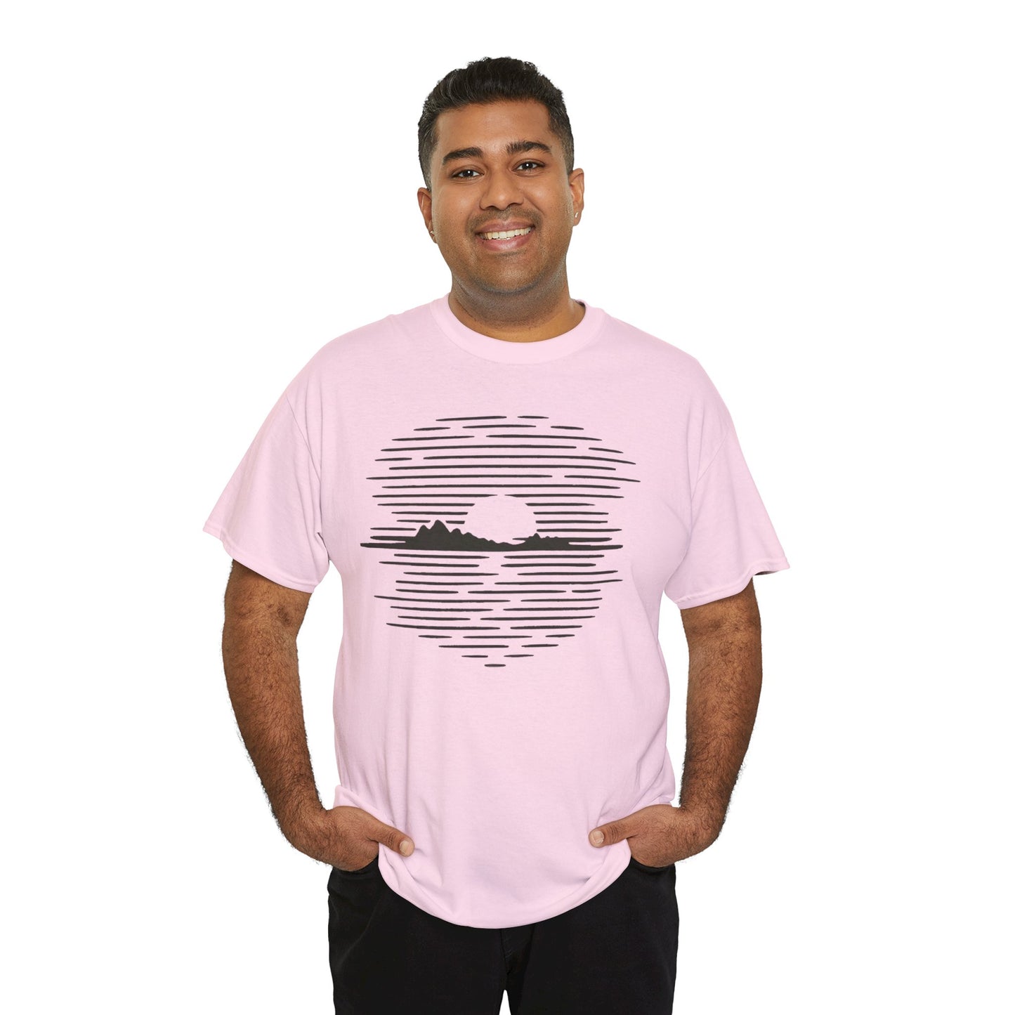 Berg Sonnenuntergang T-Shirt (Brustprint) – Natur-inspiriertes Unisex Shirt für Outdoor- und Landschaftsliebhaber