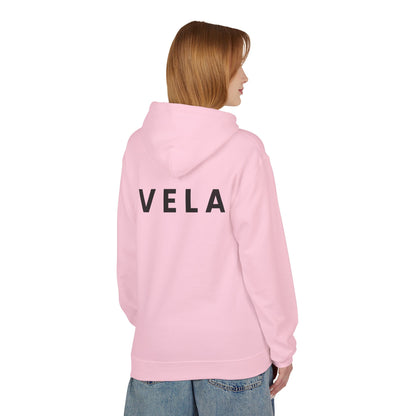 VELA Hoodie (Rückenprint) – Unisex Midweight Softstyle Fleece | Nachhaltige Streetwear mit Komfort & Stil