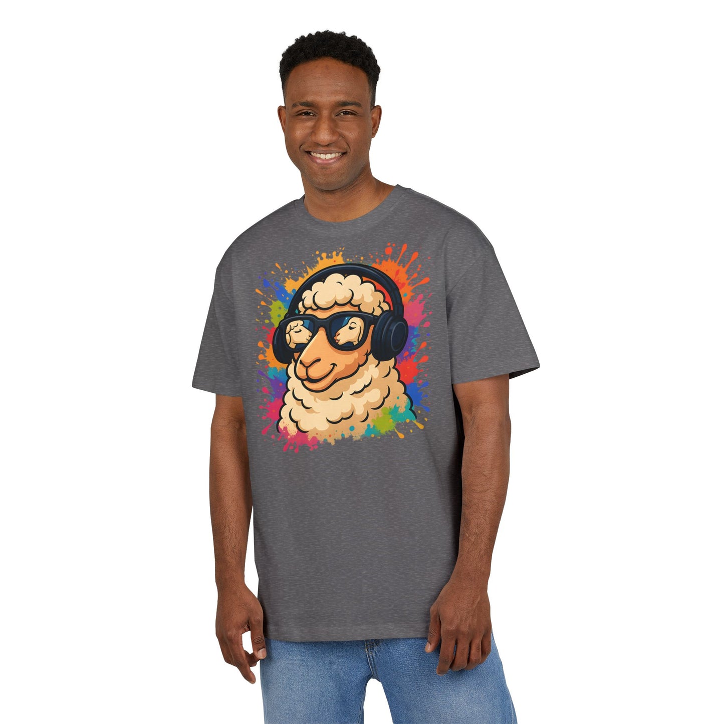 Cooles Schaf T-Shirt (Brustprint) – Lustiges Streetwear Shirt mit Kopfhörer-Schaf & Farbspritzer-Design | Unisex