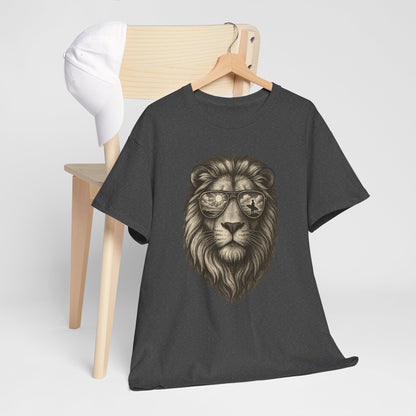 Surfer-Löwe T-Shirt (Brustprint) – Retro Sonnenbrillen Motiv | Cooles Sommer Design für Strandfans & Abenteurer