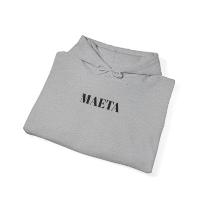 MAETA - Unisex Heavy Blend Hoodie mit großem Stickmotiv