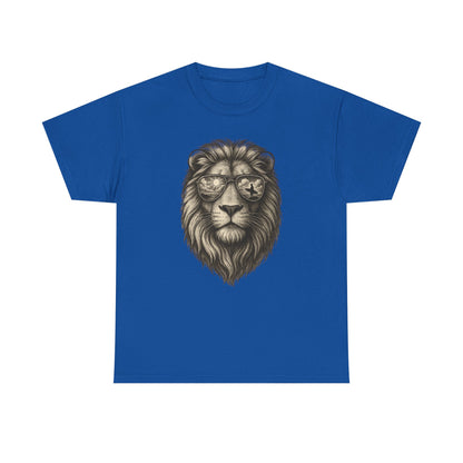 Surfer-Löwe T-Shirt (Brustprint) – Retro Sonnenbrillen Motiv | Cooles Sommer Design für Strandfans & Abenteurer