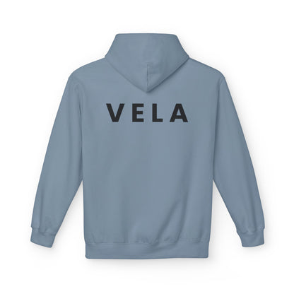VELA Hoodie (Rückenprint) – Unisex Midweight Softstyle Fleece | Nachhaltige Streetwear mit Komfort & Stil